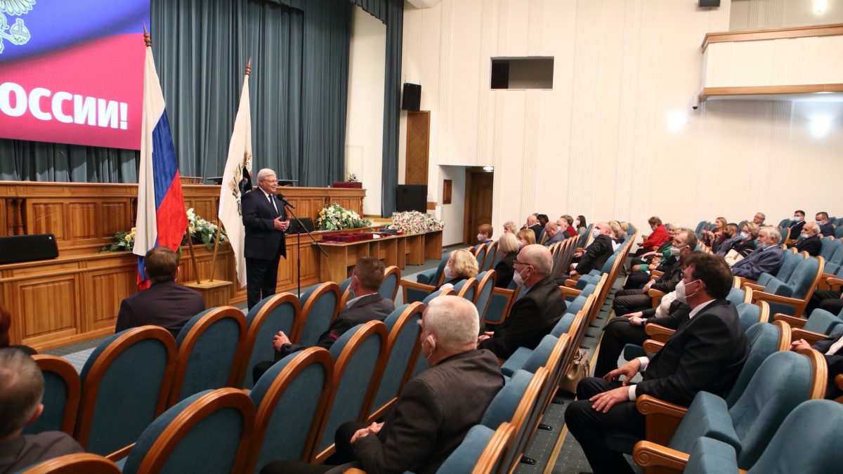 Более 60 жителей Томской области получили госнаграды в преддверии Дня России