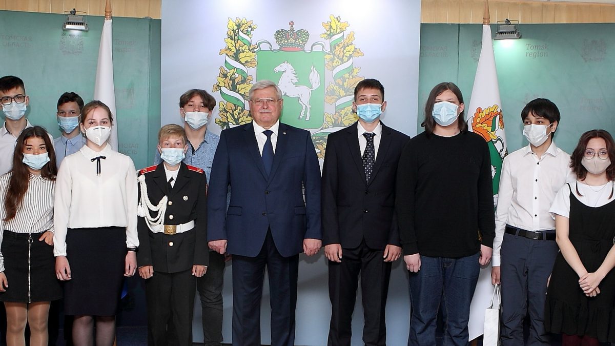 Юные жители Томской области получили первые паспорта из рук губернатора