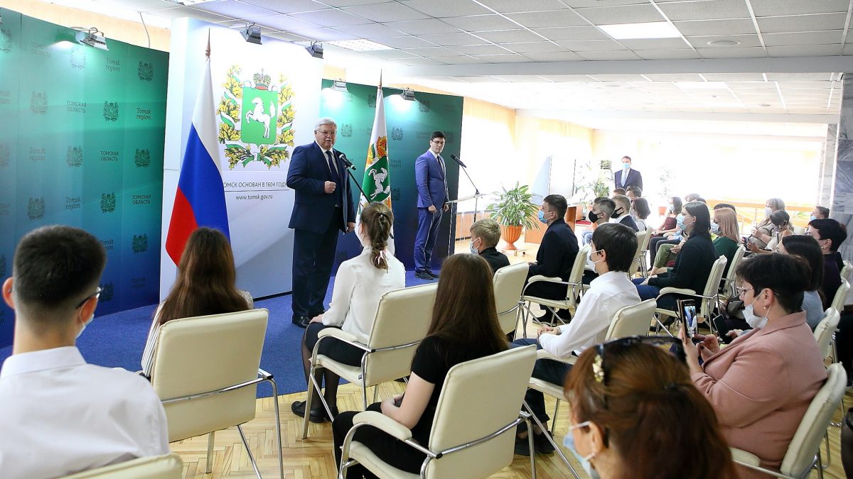 Юные жители Томской области получили первые паспорта из рук губернатора