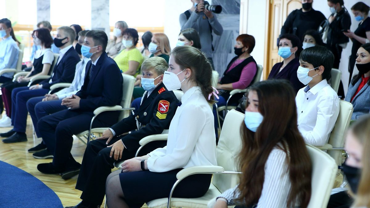 Юные жители Томской области получили первые паспорта из рук губернатора