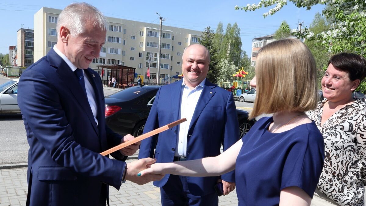 В Томской области первая сирота получила сертификат на жилье tomsk.gov.ru
