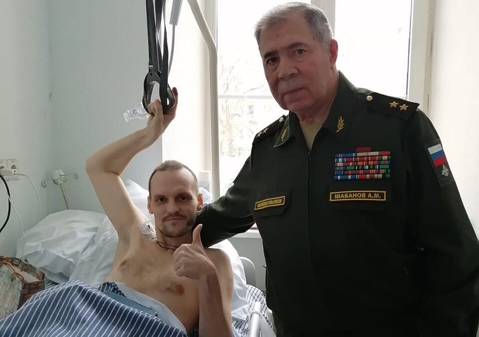 Томичи в Москве навестили раненых бойцов в госпитале имени Бурденко