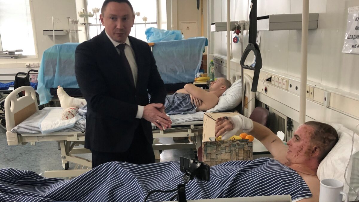 Томичи в Москве навестили раненых бойцов в госпитале имени Бурденко