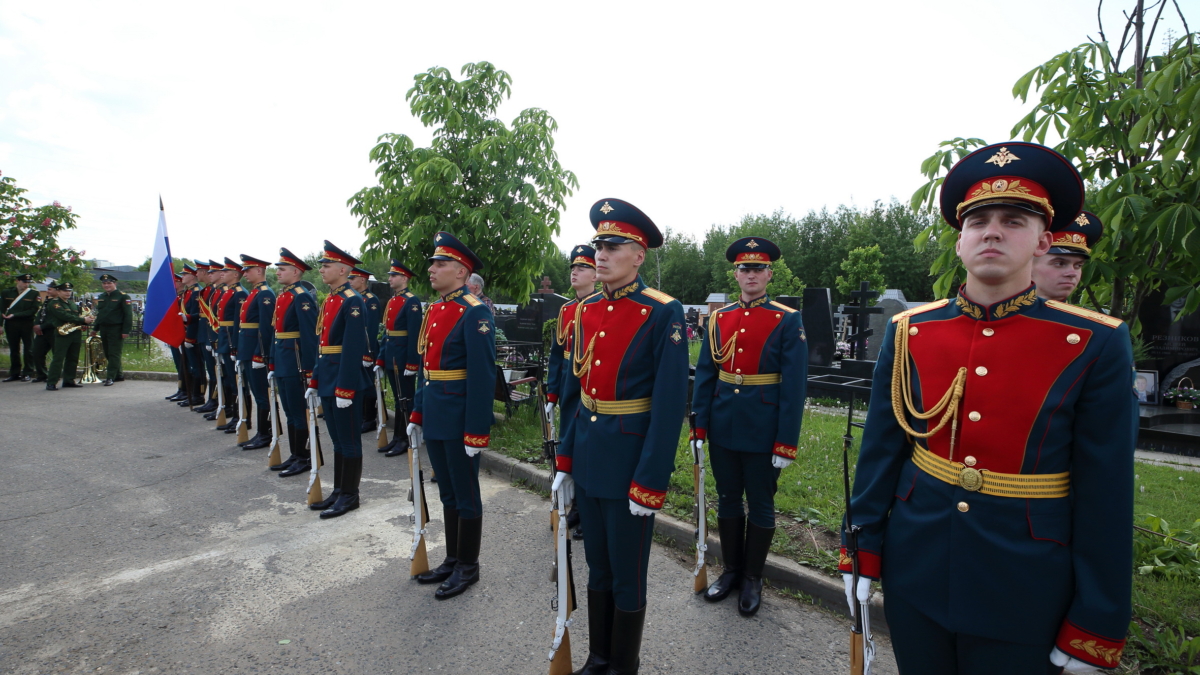Томский губернатор открыл памятник Егору Лигачёву в Москве