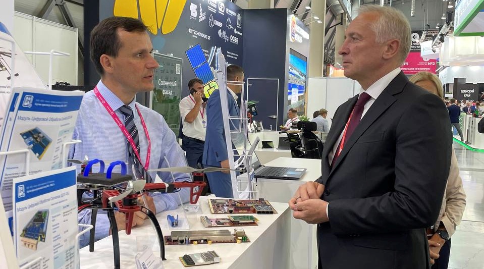 Томский губернатор открыл экспозицию региона на «ИННОПРОМе-2023» и договорился с мэрией Москвы о совместном развитии беспилотной авиации
