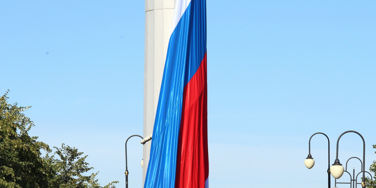 Губернатор вместе с молодежью поднял флаг России в центре Томска tomsk.gov.ru