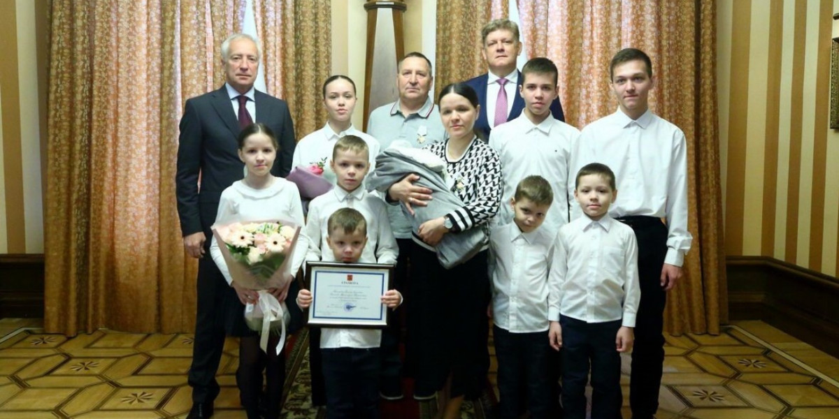 Анатолий Серышев вручил орден «Родительская слава» томской семье Рахимовых tomsk.gov.ru