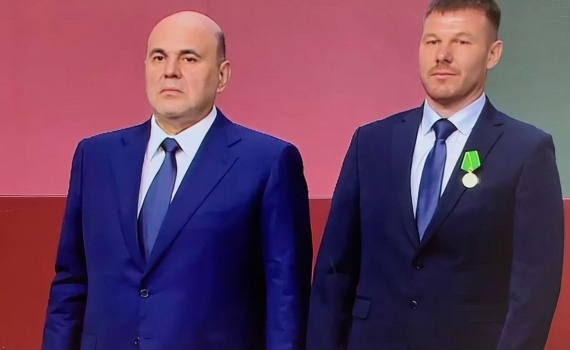 Премьер-министр Мишустин наградил медалью томского тракториста