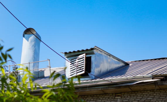 Зимой — тепло, летом — свежо: преображаем дом с помощью умного утепления крыши