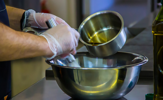 Не спешите выливать: как использовать растительное масло после жарки — пригодится в хозяйстве Не спешите выливать: как использовать растительное масло после жарки — пригодится в хозяйстве