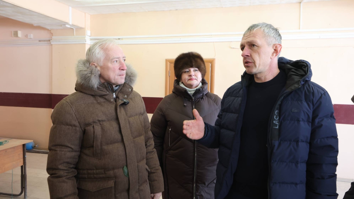 Губернатор Владимир Мазур проверил ход капремонта Парабельской школы по нацпроекту max.ru/mazur_70