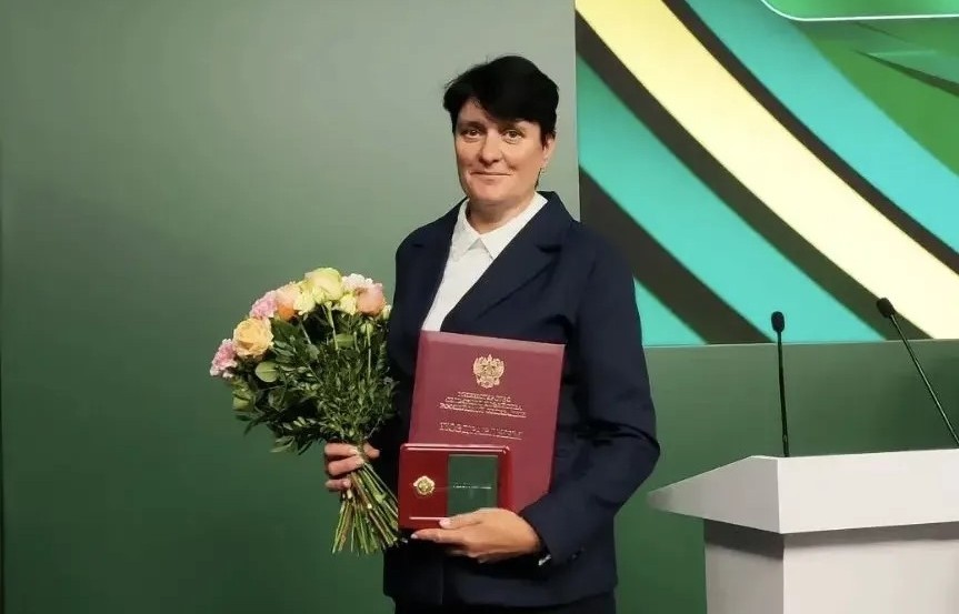 Министр сельского хозяйства РФ вручила почетную награду доярке из Томской области max.ru/mazur_70